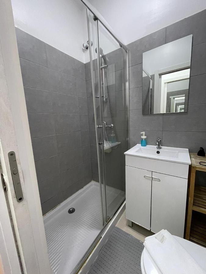 Antique M1 R1 - Amazing Double With Shared Bathroom In Marques Pombal Pensión *